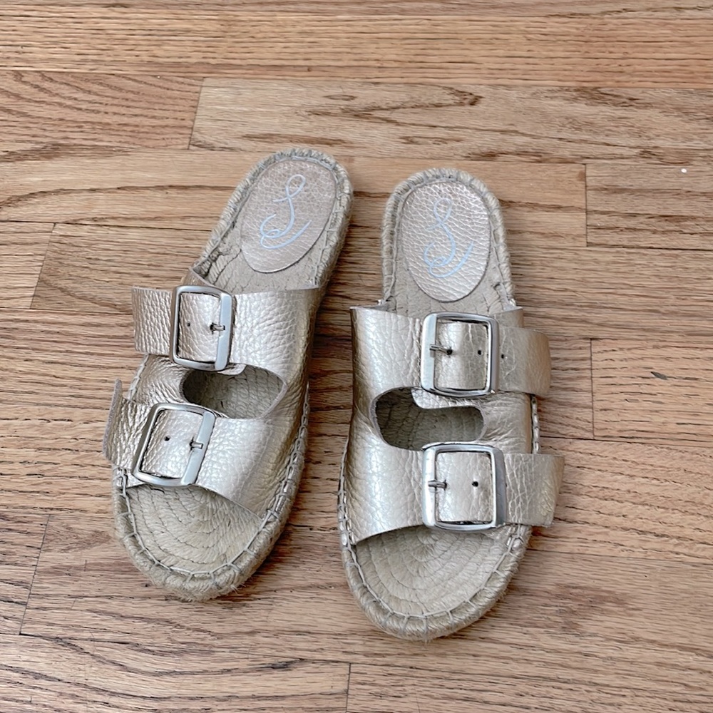 Sam Edelman gold sandal. Slip on / Birkenstock style